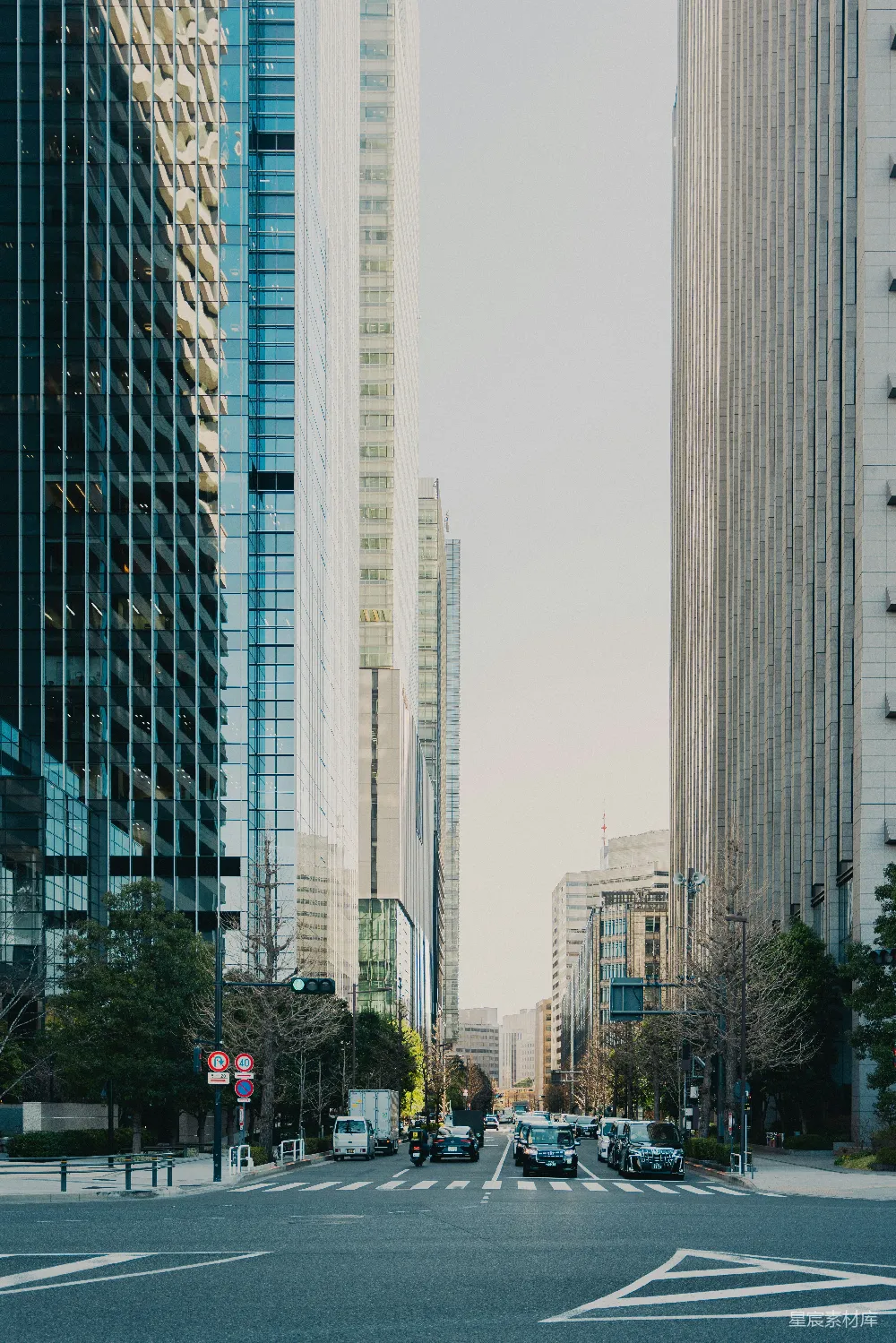 背景是高大的建筑物的城市街道