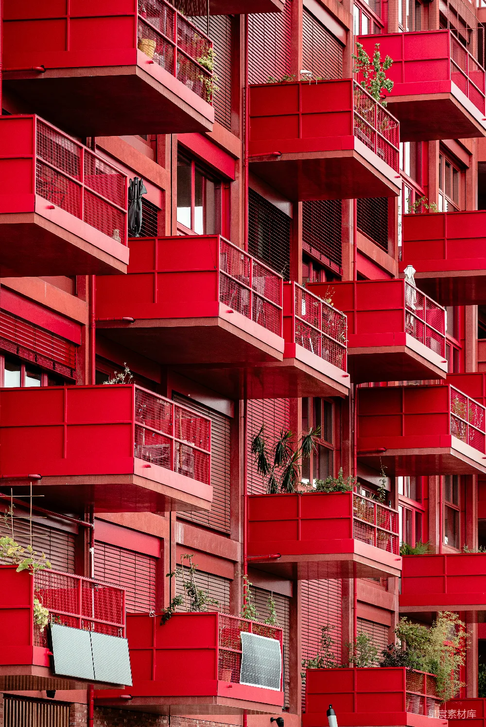 高清摄影 壁纸 一座带有阳台和阳台植物的红色建筑