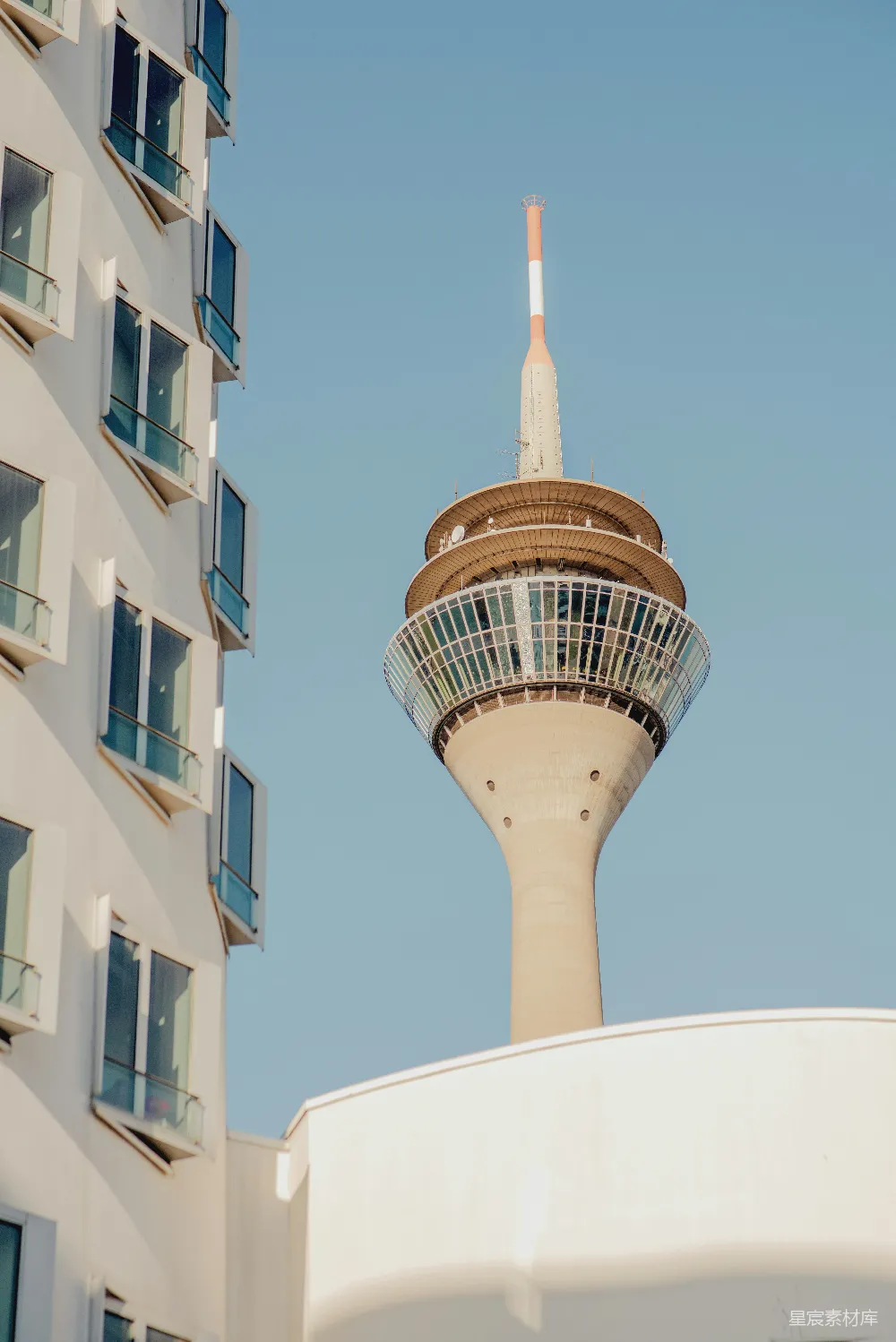高清摄影  现代化建筑紧邻一座高大的观景塔。