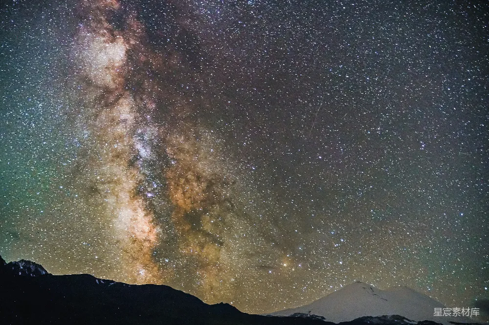 山峦之上的星空璀璨夜空