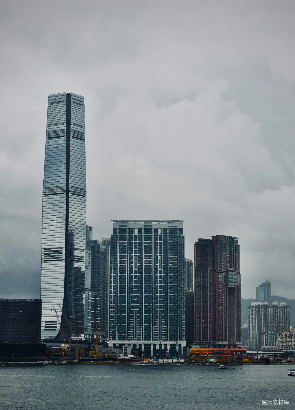 高清摄影  香港的标志性摩天大楼在阴云密布的天空中矗立。