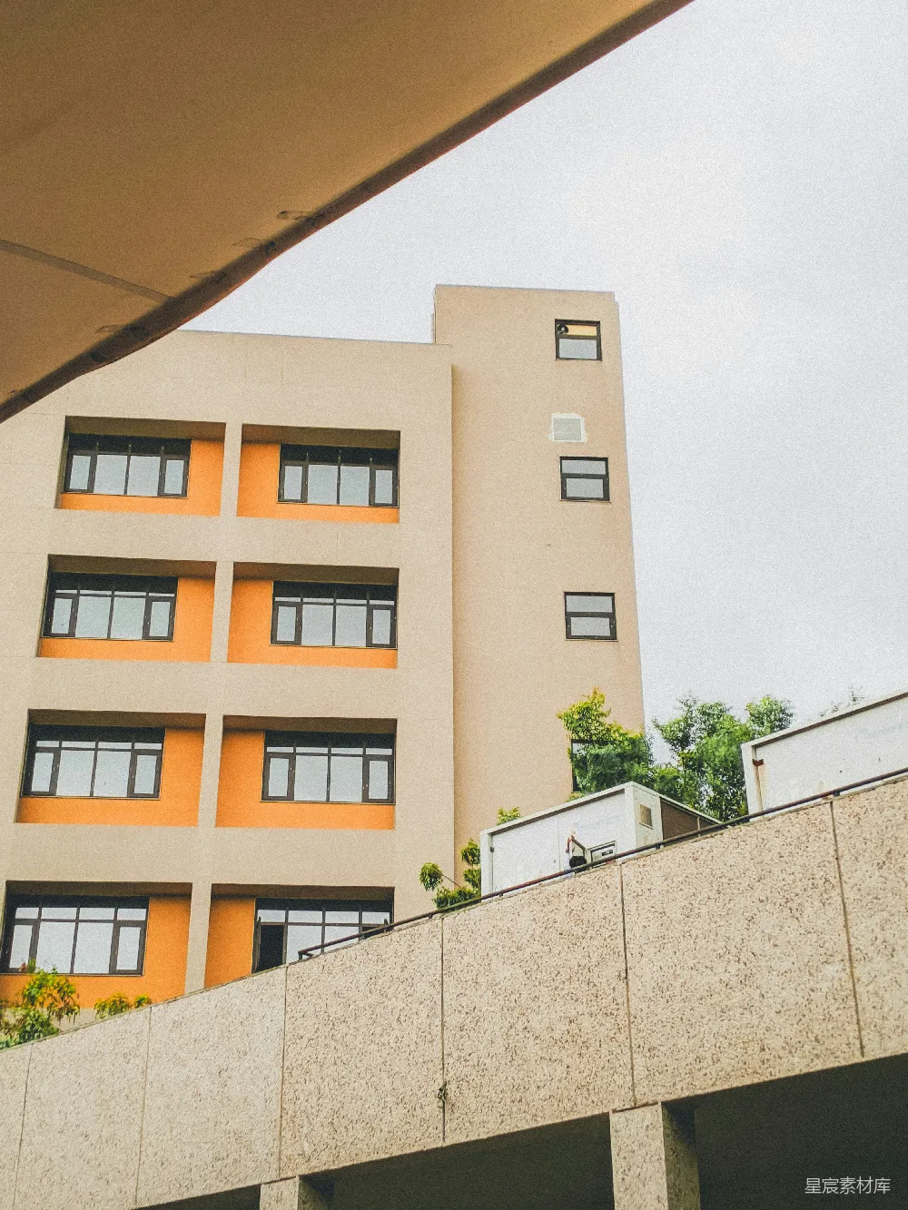 高清摄影  这座现代化的建筑在城市中矗立。