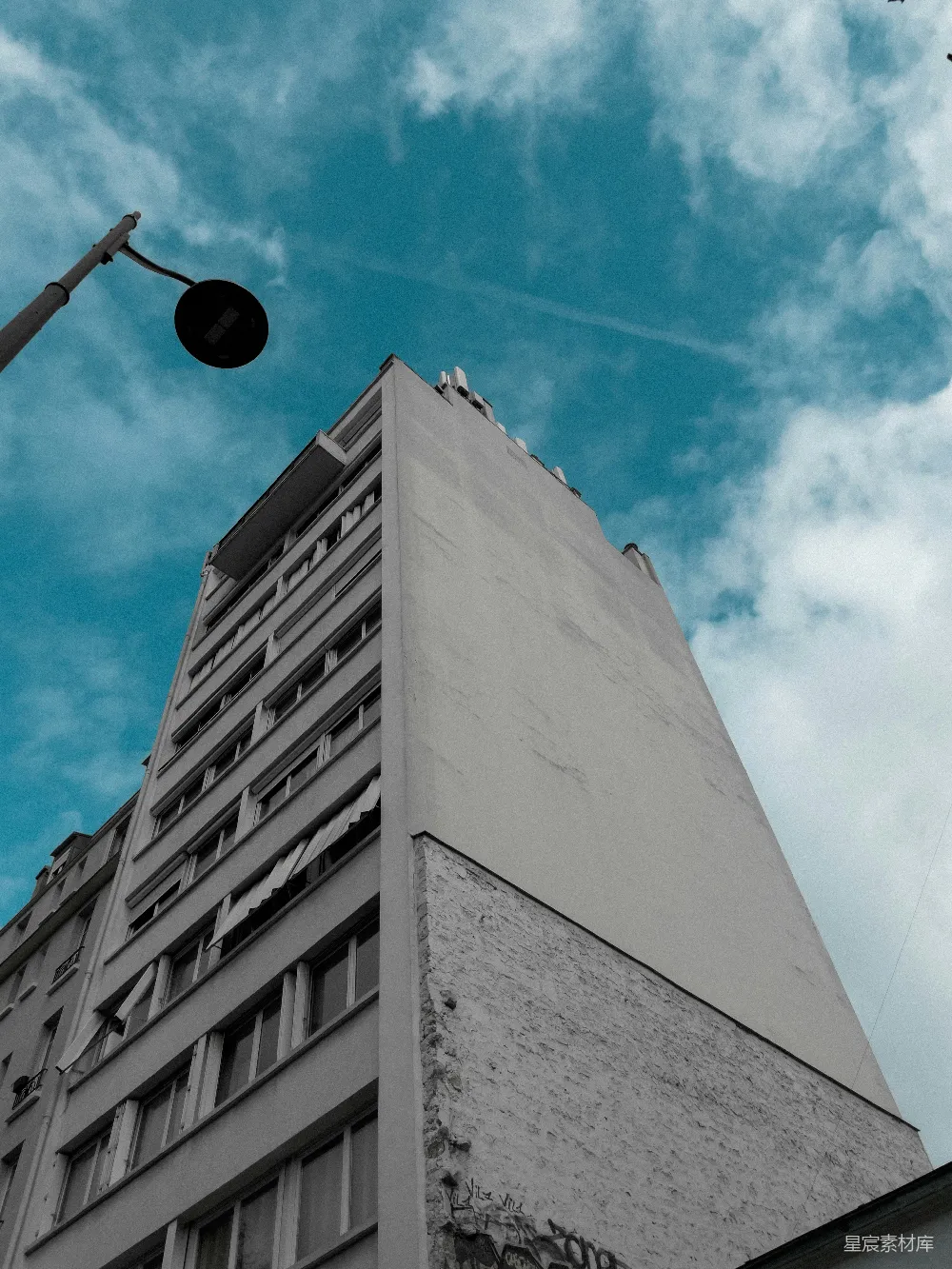 高清摄影  高楼和街灯在蓝天背景下。