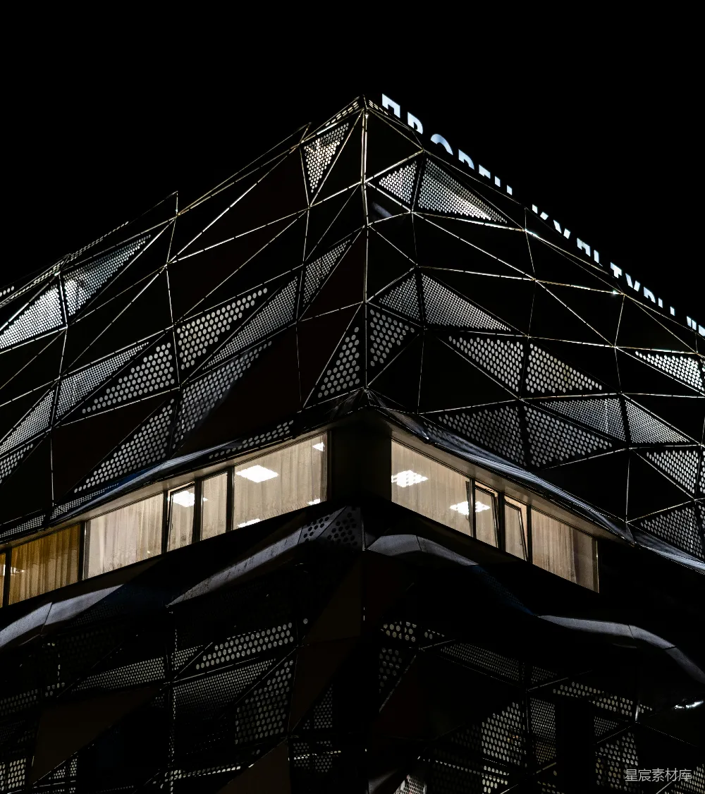 现代几何建筑夜间照明亮起