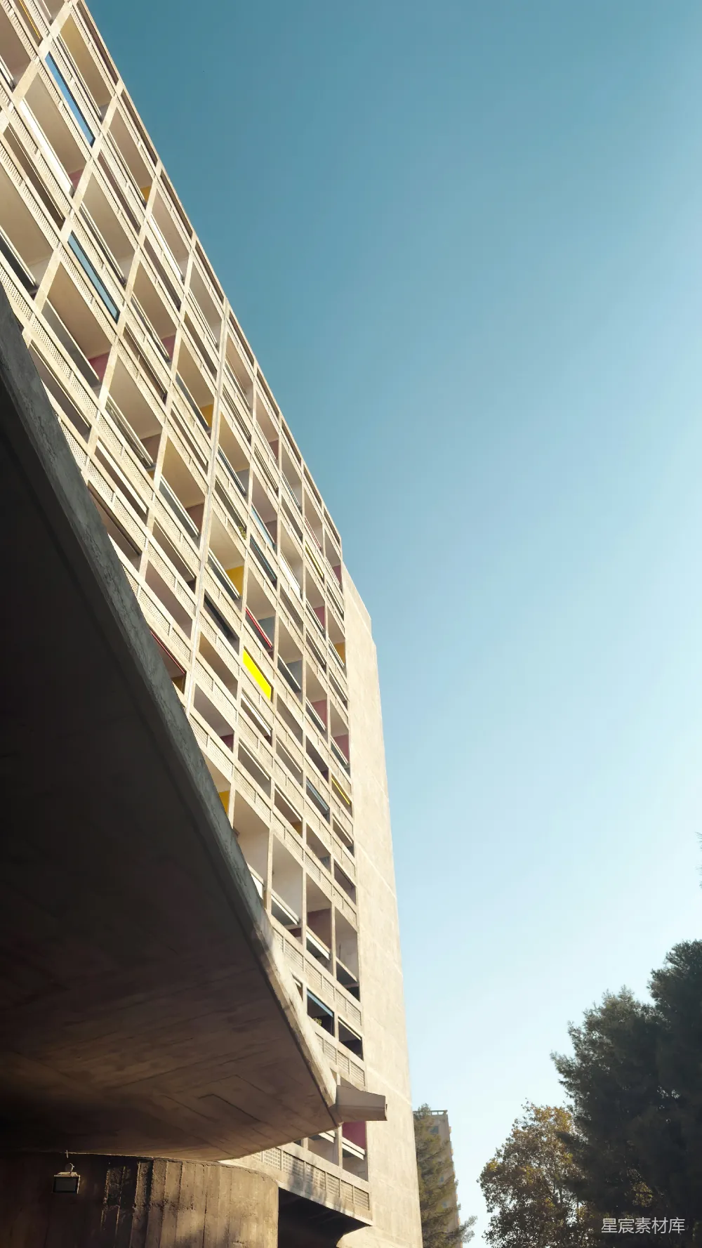 高清摄影  现代化的建筑，阳台对着清澈的蓝天
