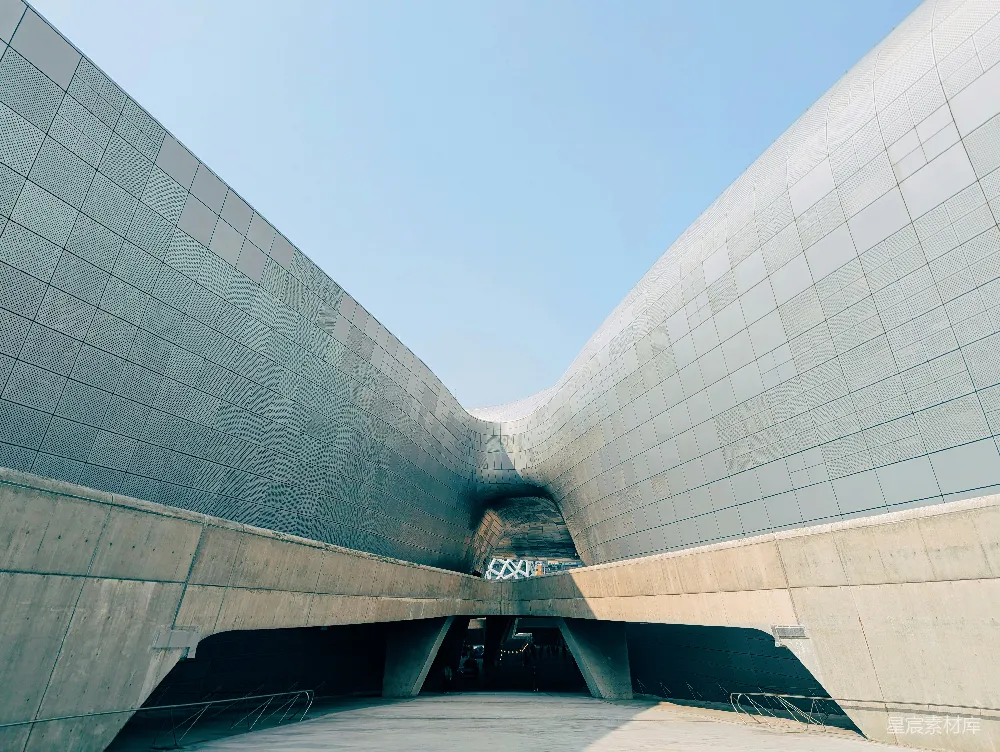 高清摄影  现代化的未来主义建筑，具有弯曲的金属墙