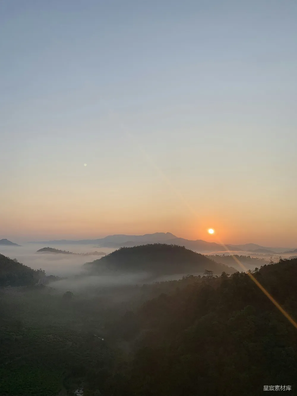 山间雾气中太阳正在落下