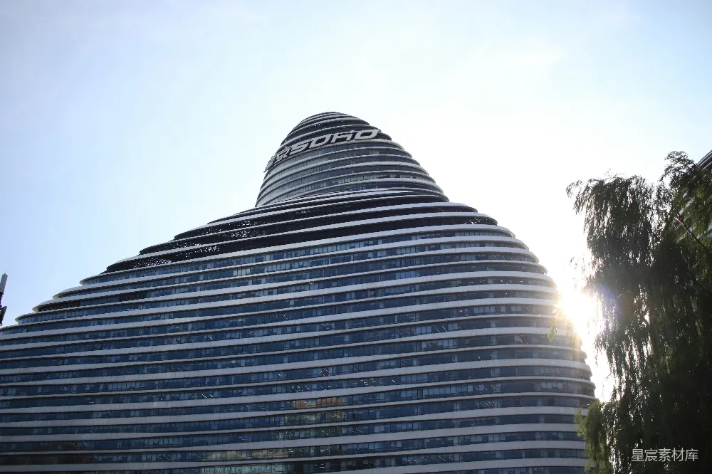 高清摄影  现代曲线建筑在明亮的天空下