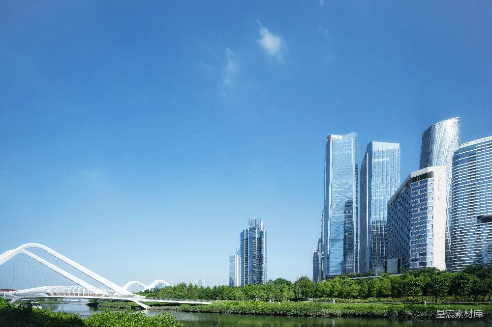 高清摄影  现代城市天际线，有桥梁和河流。