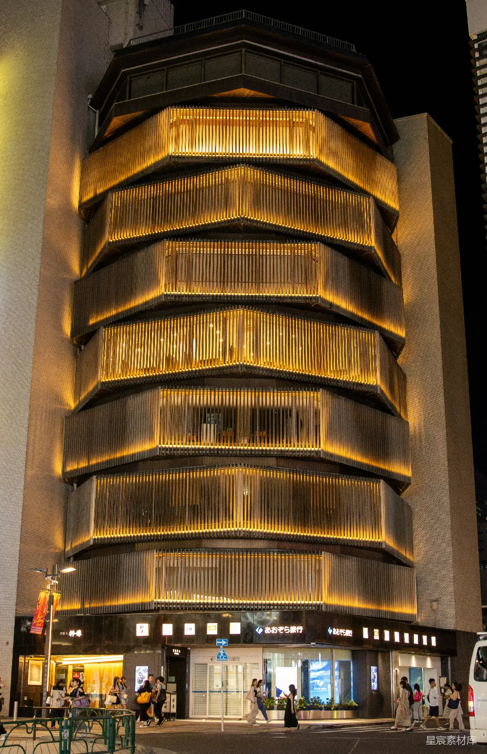 高清摄影  一幢现代化的建筑在夜晚亮起灯光。