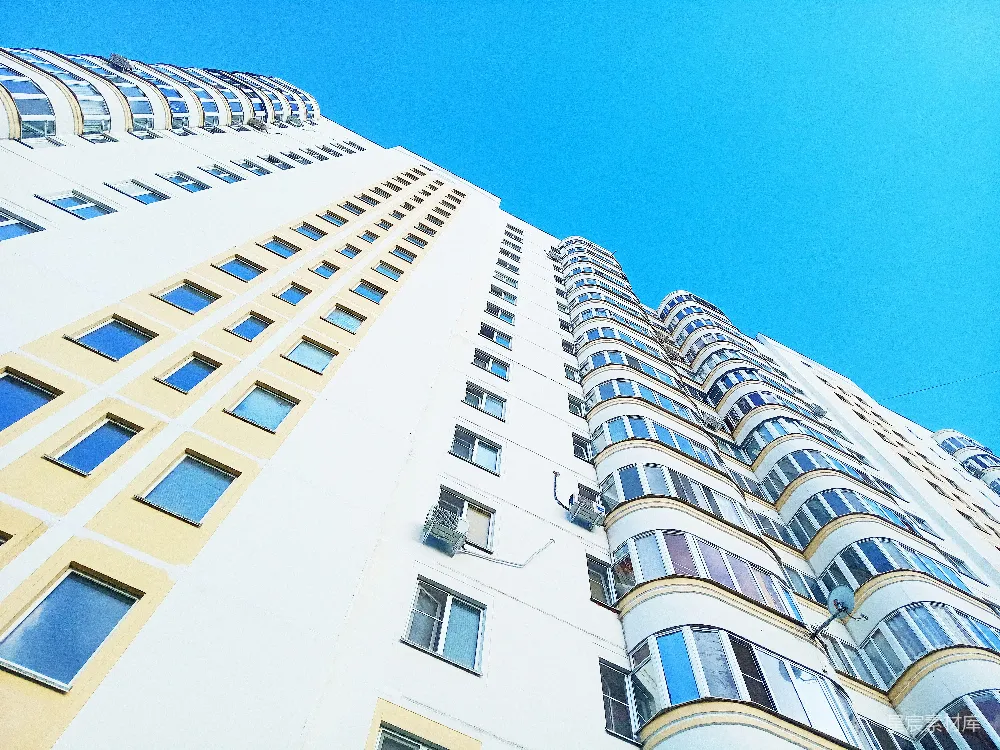 一座有着许多窗户的高大建筑物