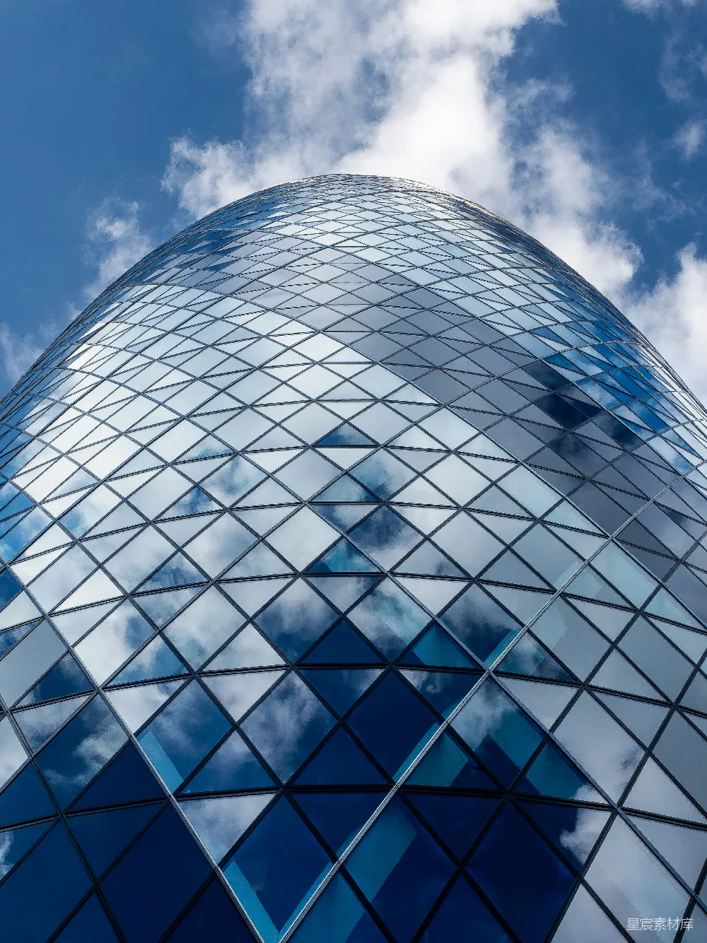 高清摄影  一座高耸的建筑物，背景是蓝天。