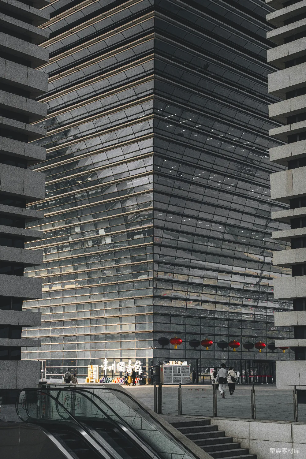 高清摄影  现代玻璃建筑，附近有人行走。