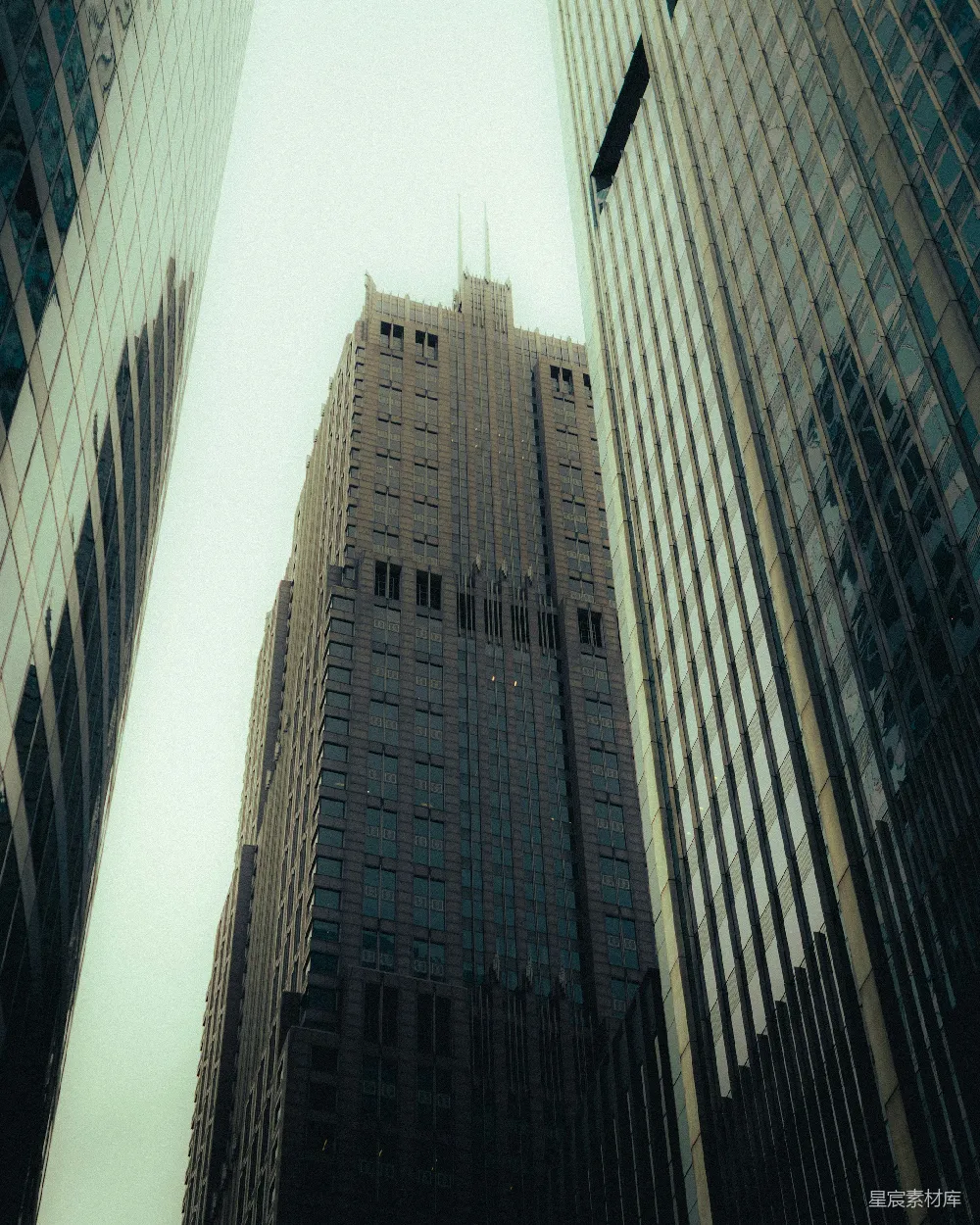 高清摄影  在街道上俯瞰高楼大厦。