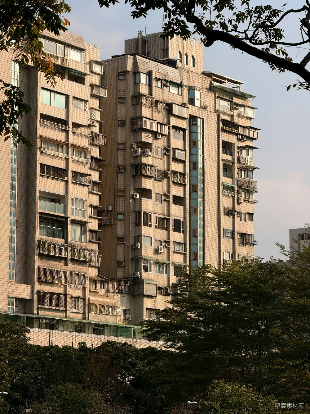 高耸的公寓建筑有许多阳台和窗户。