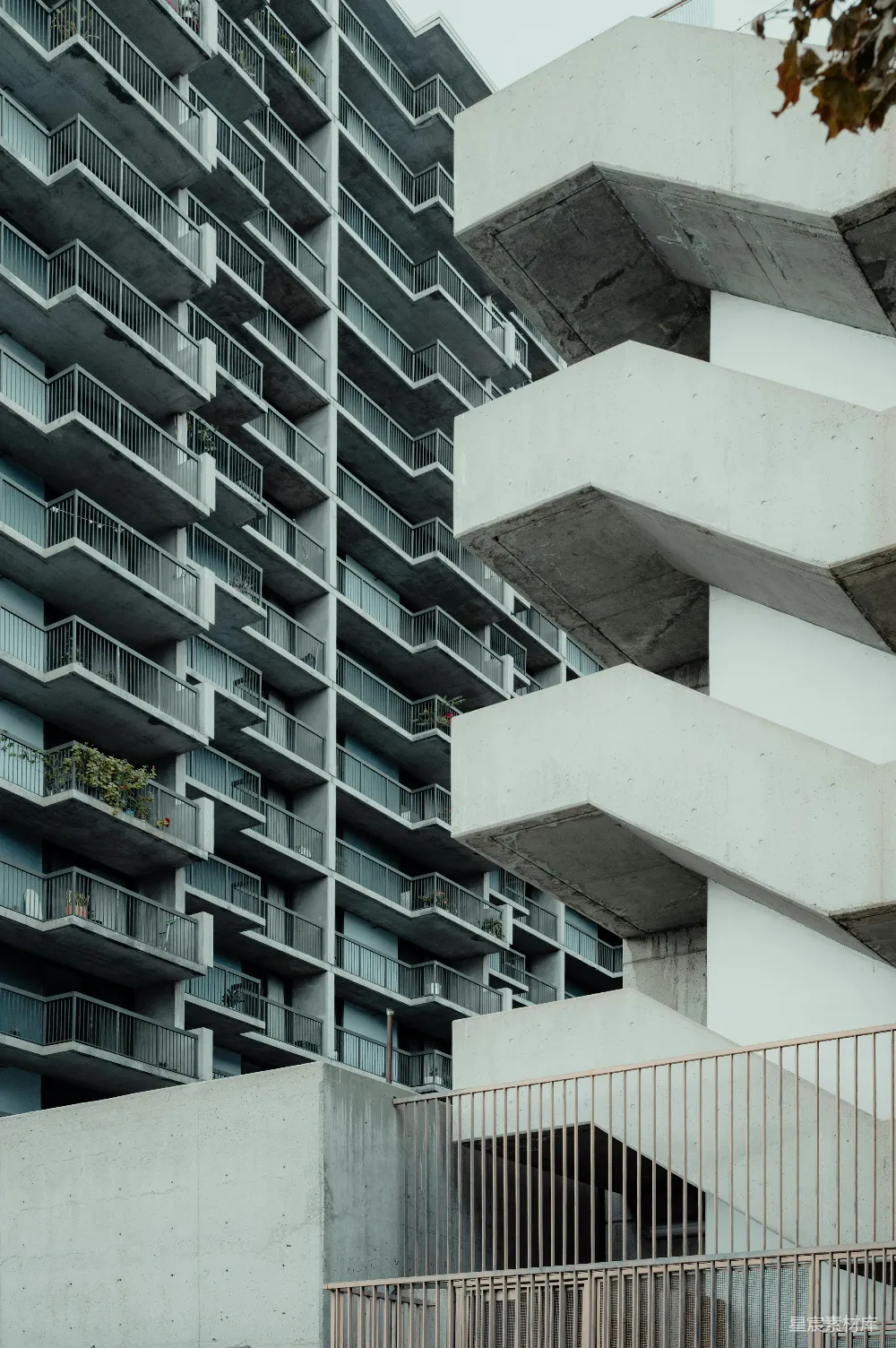 高清摄影  现代混凝土建筑，带有阳台和楼梯。