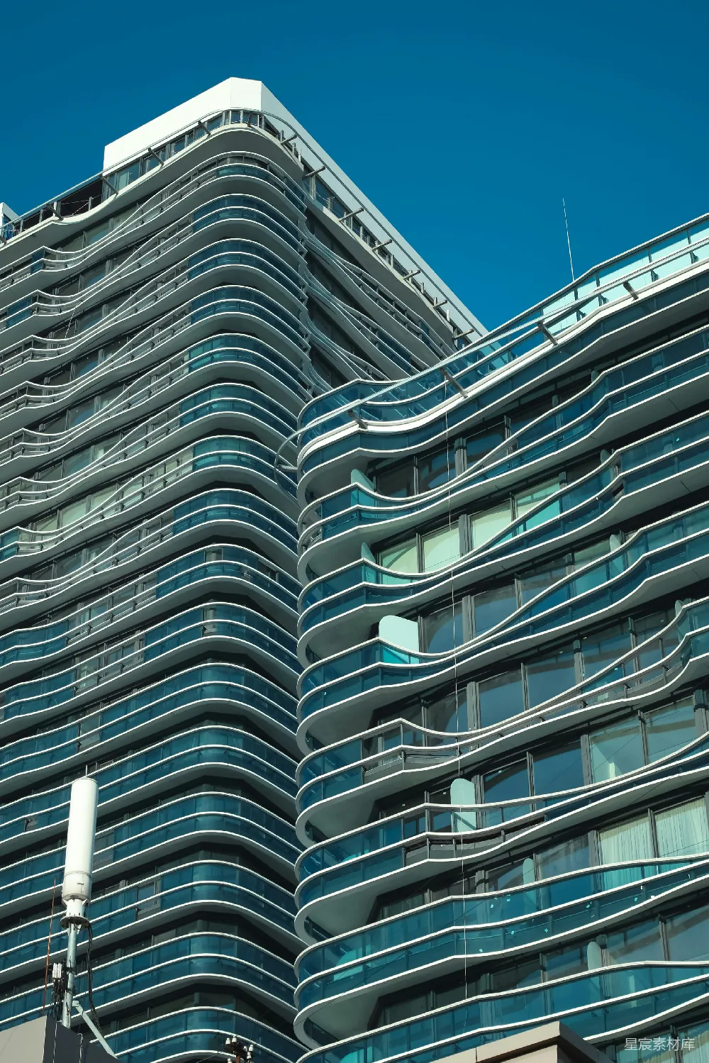 高清摄影  一座高大的建筑，有很多窗户。