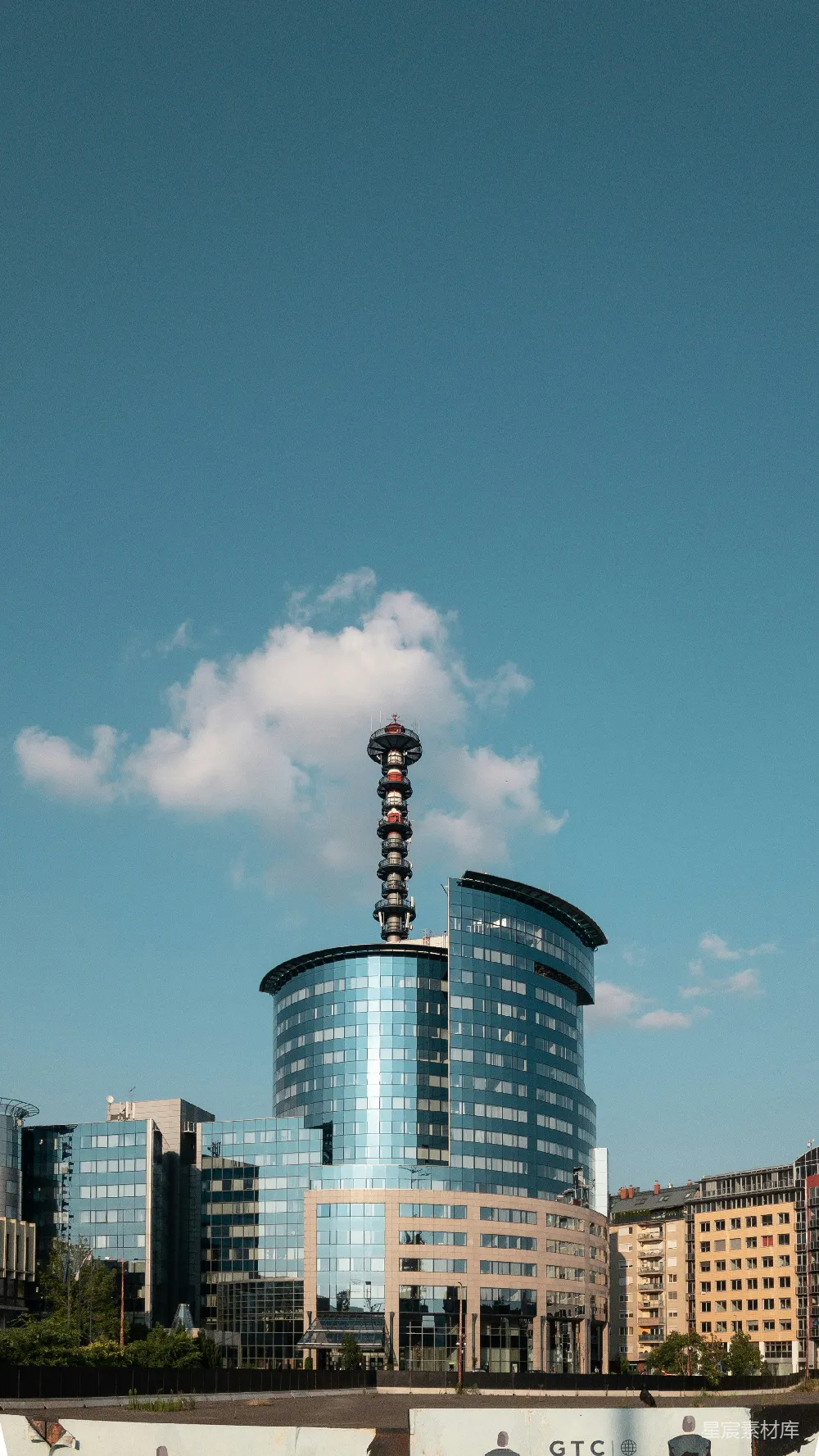 高清摄影  白天的蓝色混凝土建筑