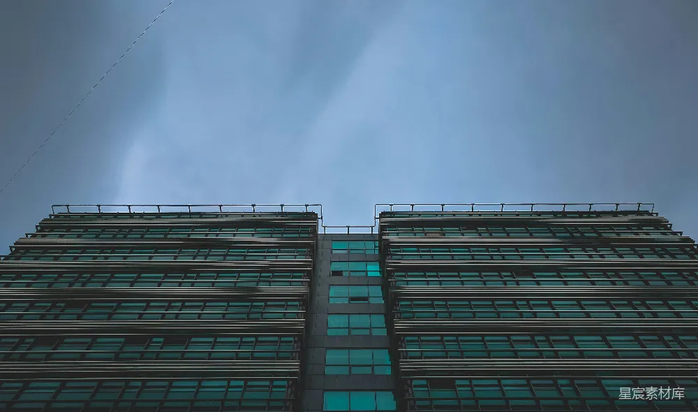 高清摄影  蓝黑色的建筑在白云下