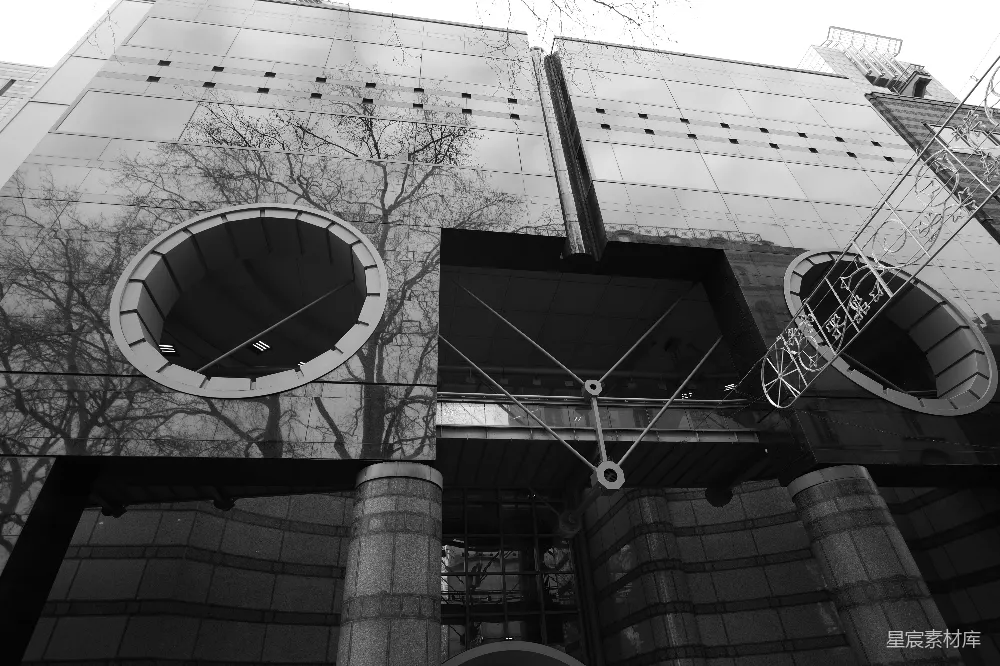 高清摄影  现代建筑，带有大圆形窗户和玻璃幕墙。