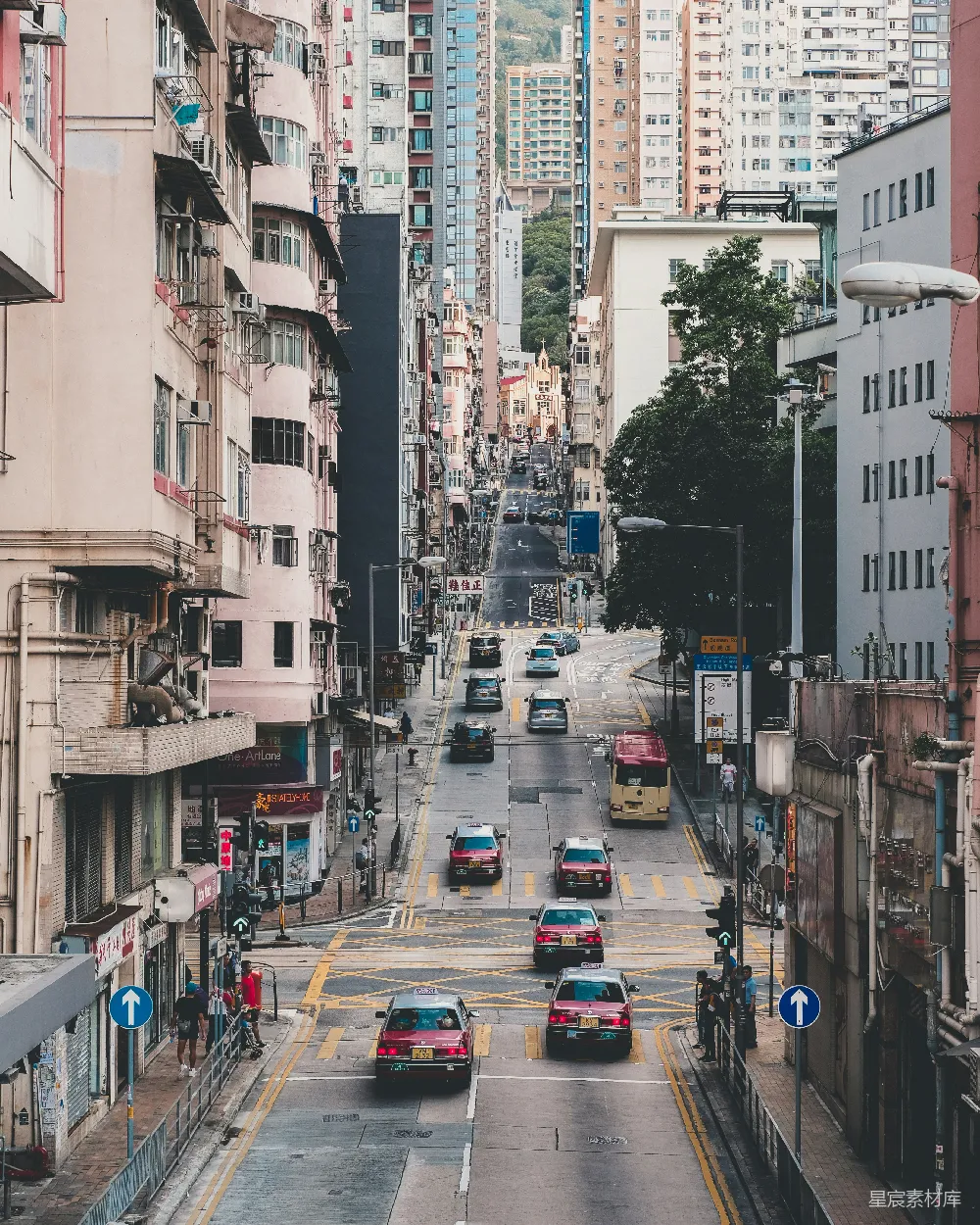 白天车辆在路上行驶