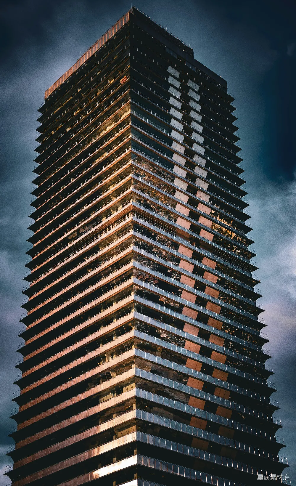 高清摄影  一座非常高大的建筑物，背景是天空。