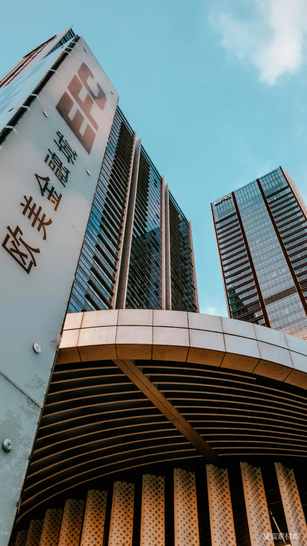 高清摄影  现代摩天大楼矗立在清澈的蓝天之下。
