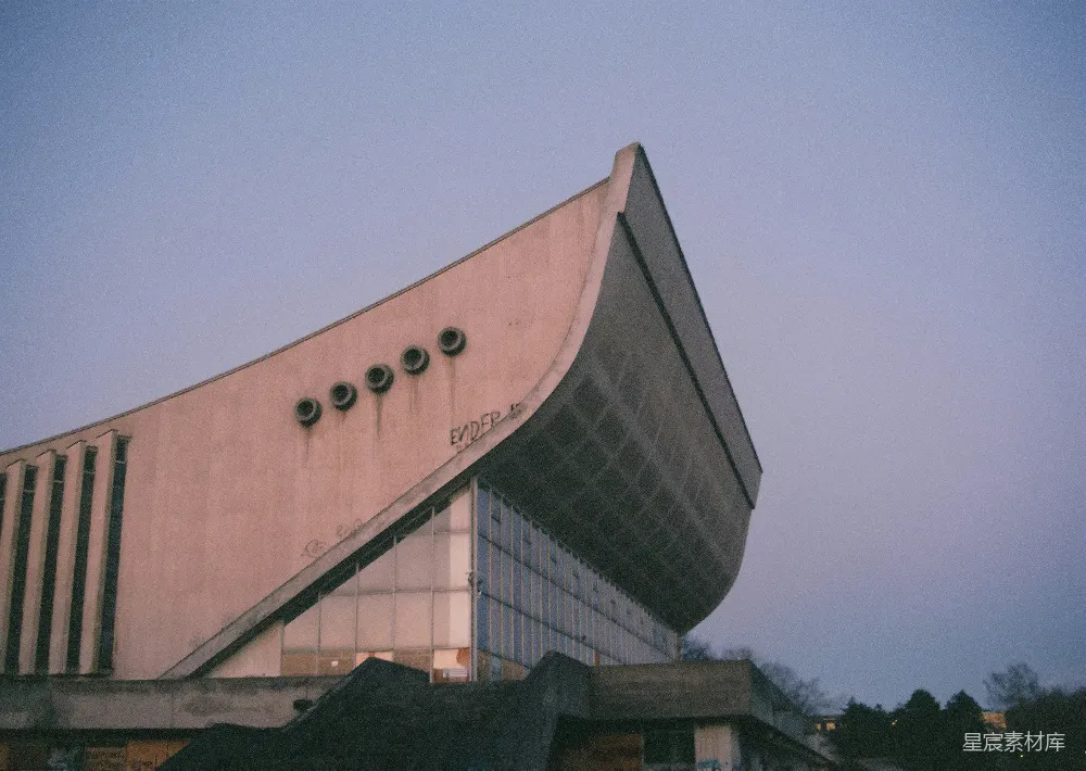 高清摄影  现代化混凝土建筑，带有独特的弯曲屋顶。