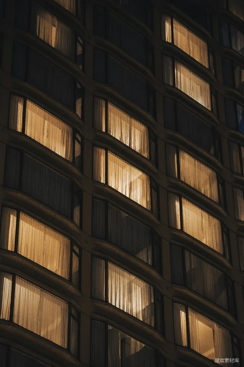 高清摄影 实验性 现代化建筑夜晚发光的窗户
