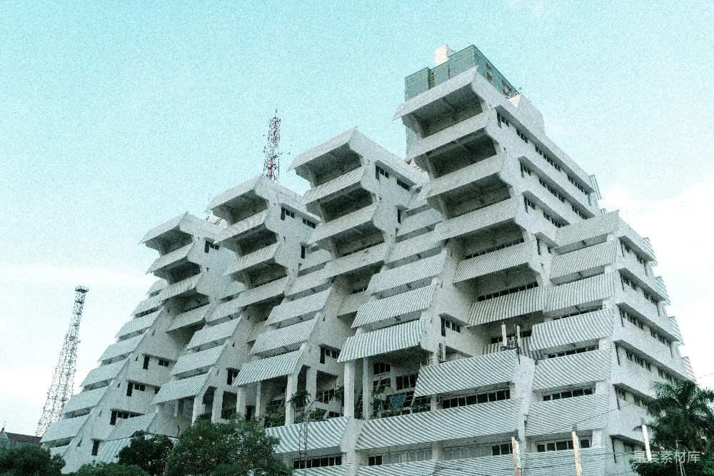 高清摄影  现代多层建筑在清澈的蓝天背景下