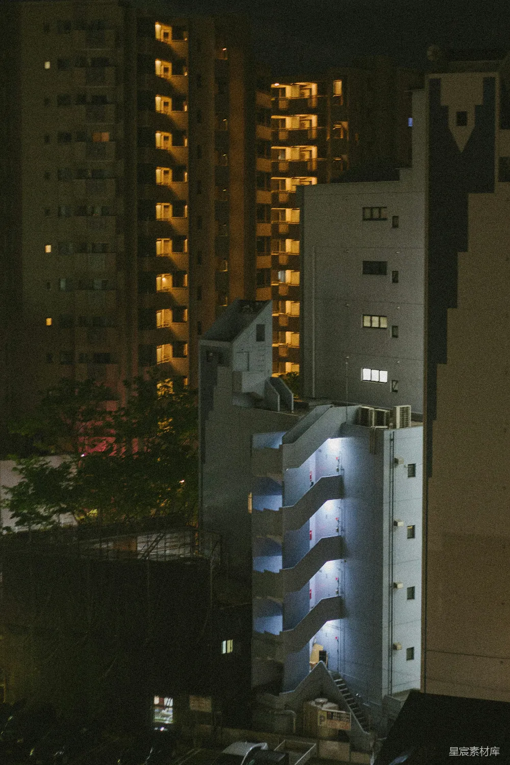 高清摄影  夜晚，公寓楼的窗户发出明亮的光芒。