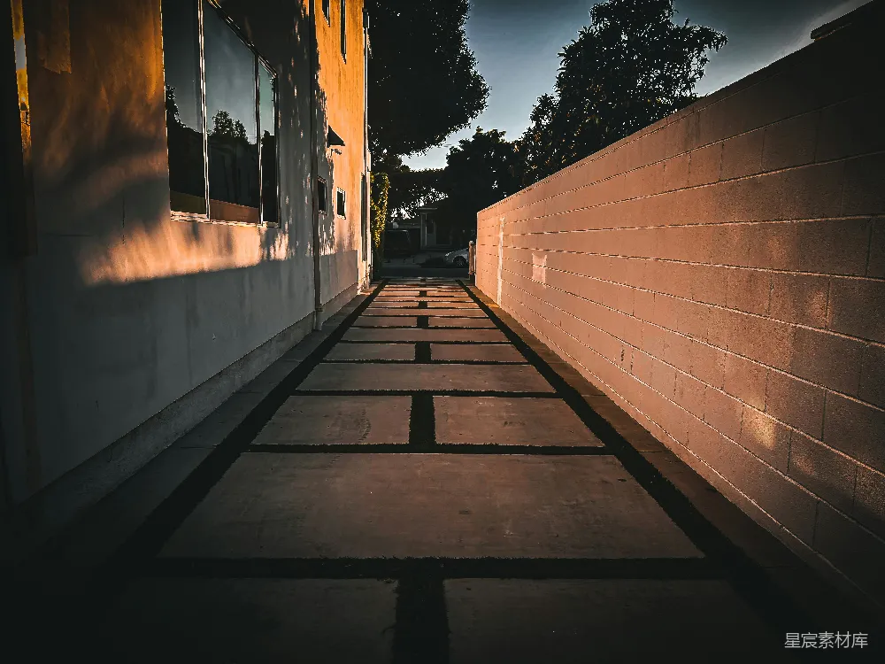 高清摄影  夕阳西下，两墙之间的小径