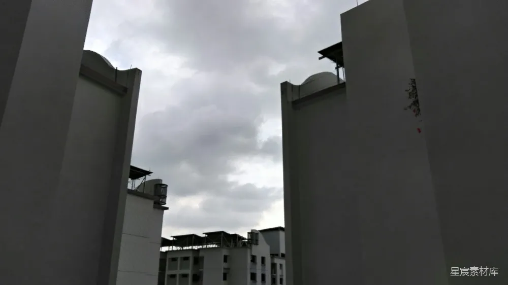 高清摄影  高楼大厦在阴云密布的天空下