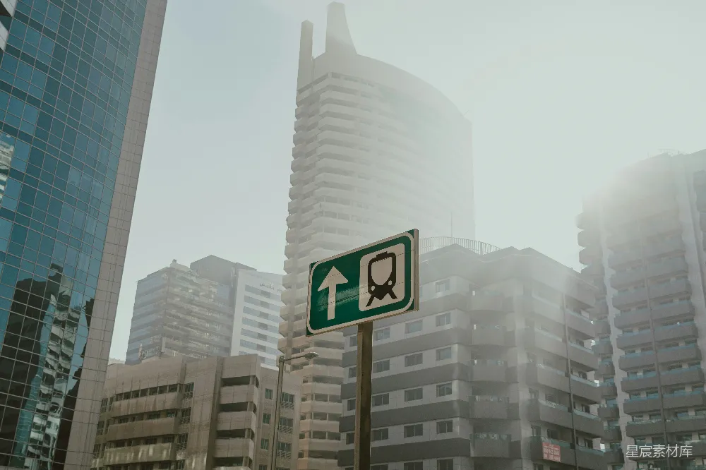 城市里一条绿色和白色的路标