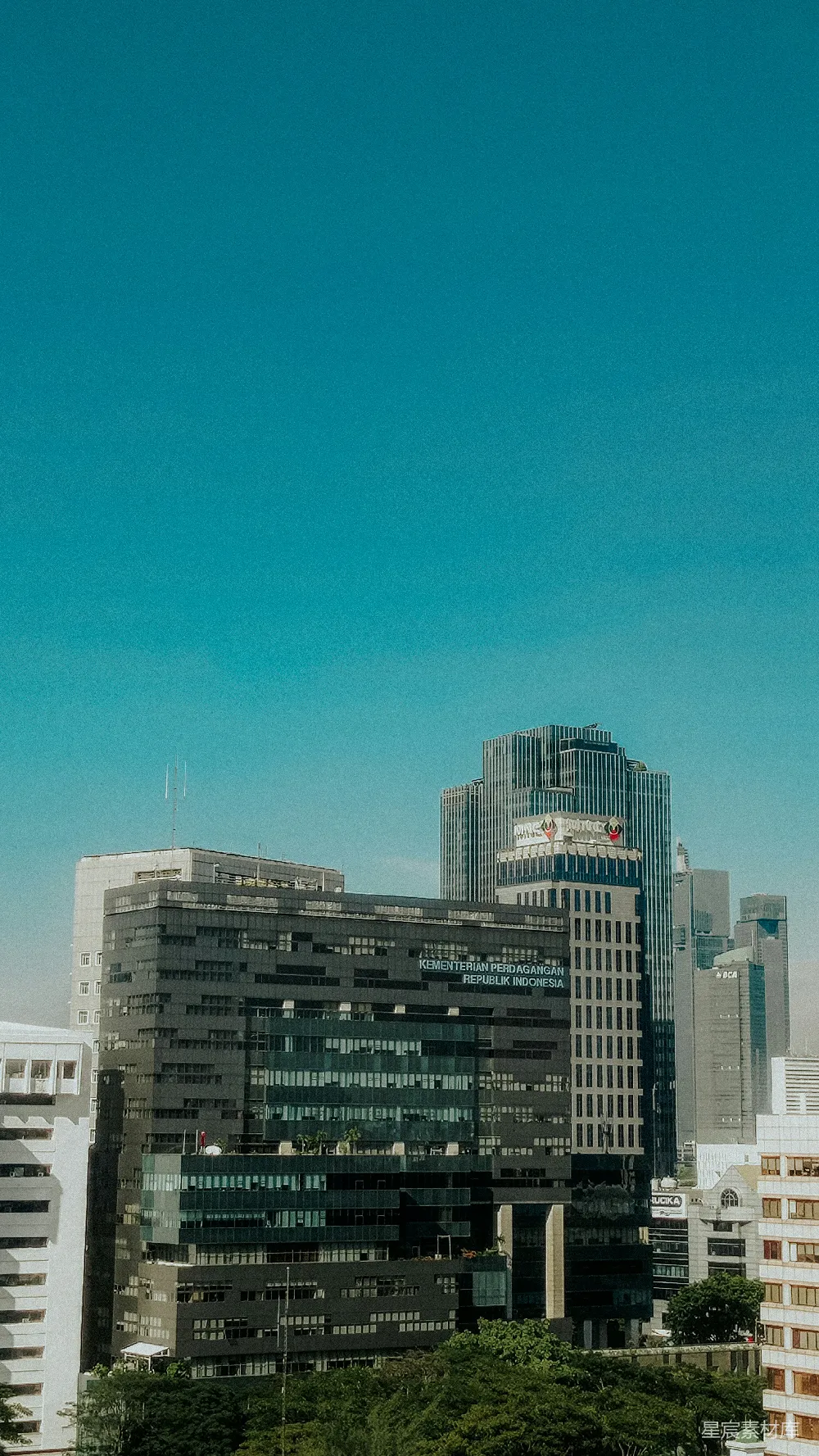 高清摄影  城市景观，几座现代化的建筑在蓝天背景下。