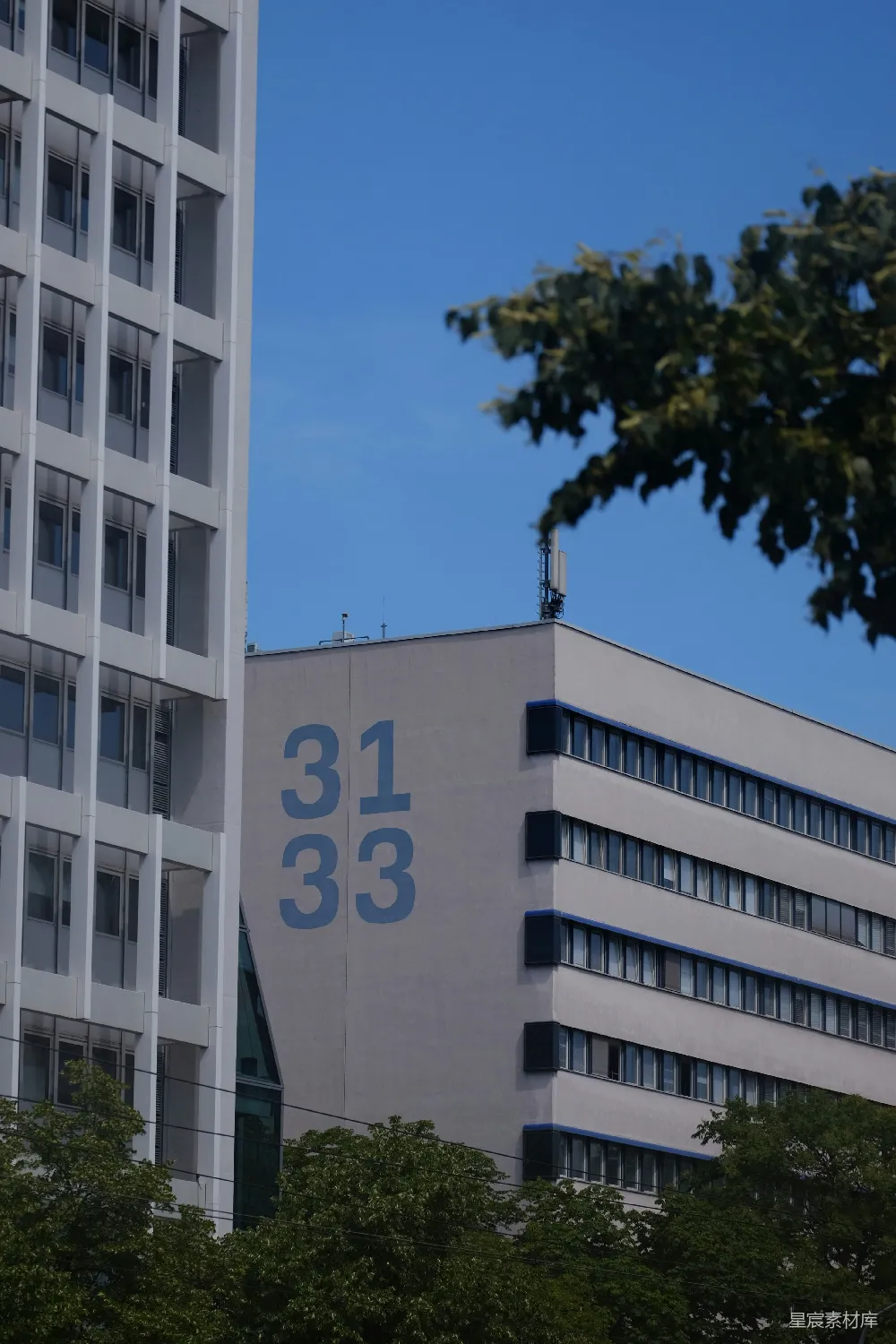 现代建筑在蓝天下的编号为31和33。