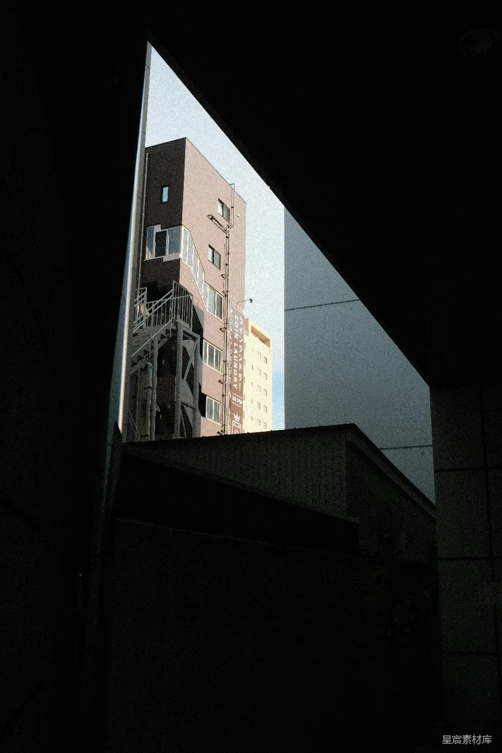 高清摄影  透过一个黑暗的建筑开口看到的现代建筑。