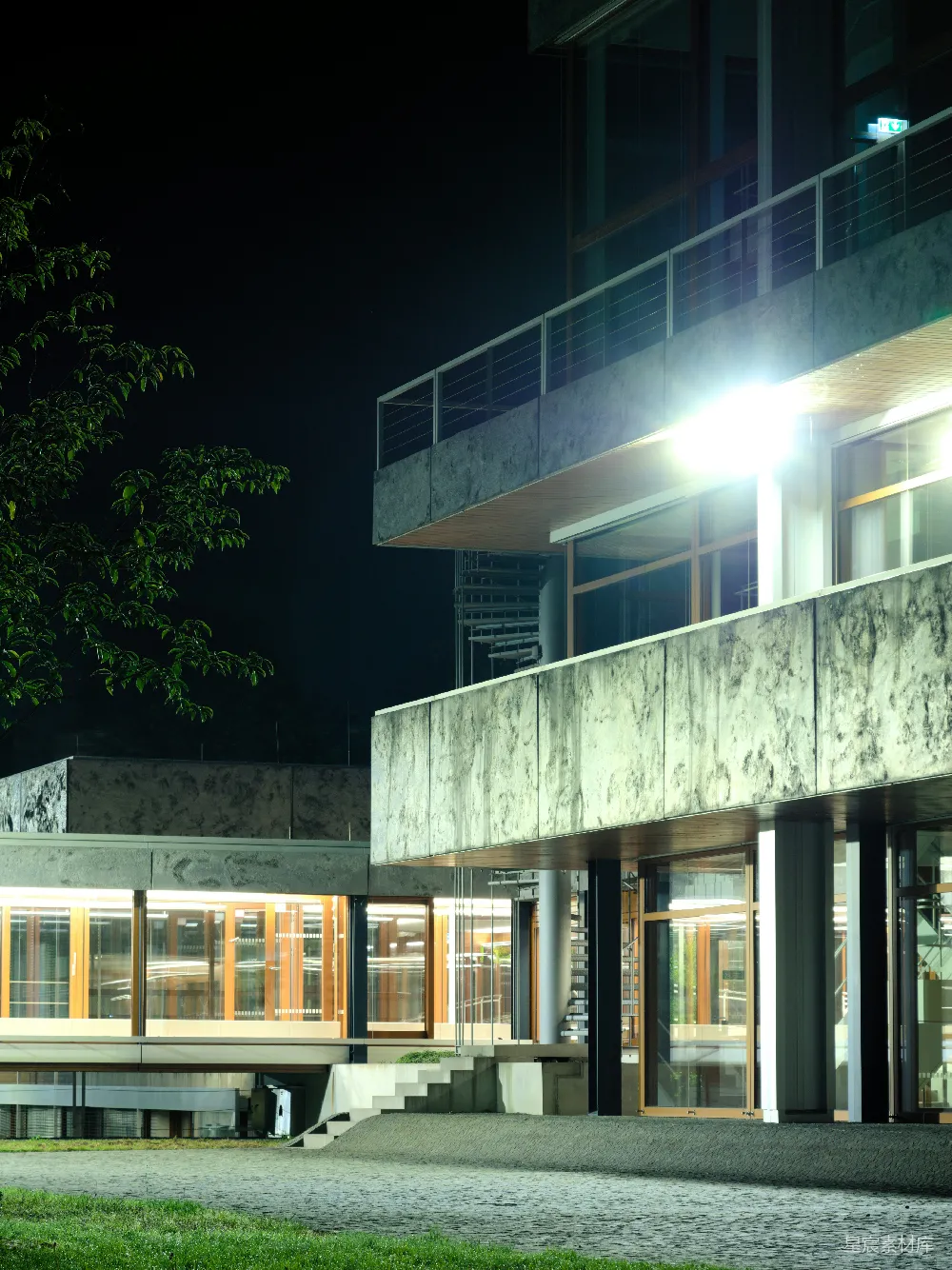高清摄影  现代化建筑的夜景，灯光璀璨。