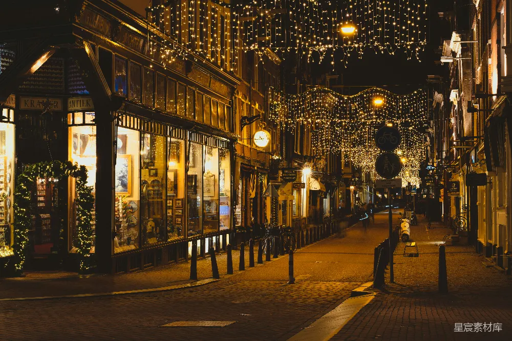 高清摄影  夜晚人行道上行走的人们