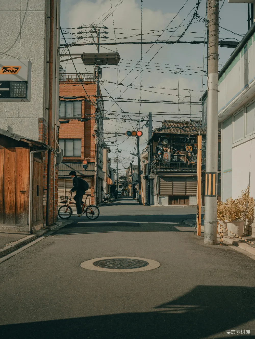 高清摄影  穿黑色夹克的男人白天在道路上骑自行车