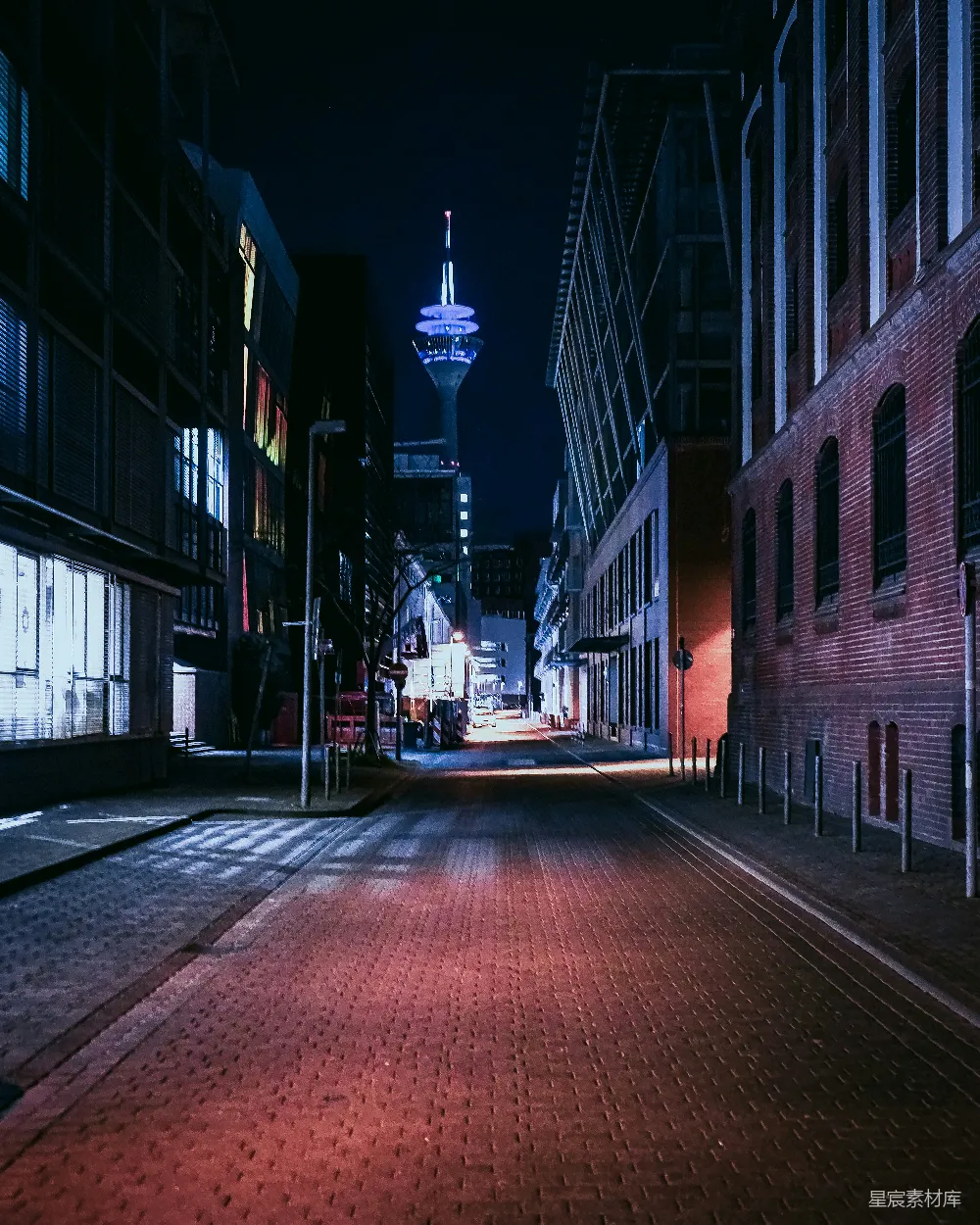 高清摄影  建筑物之间的红砖路在夜间