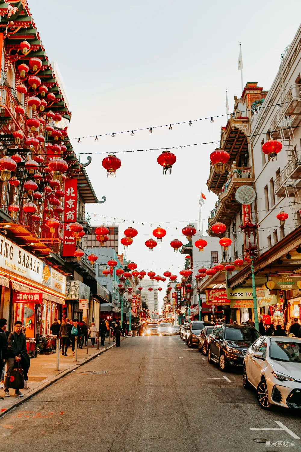 高清摄影 自然 停在街道旁边的汽车