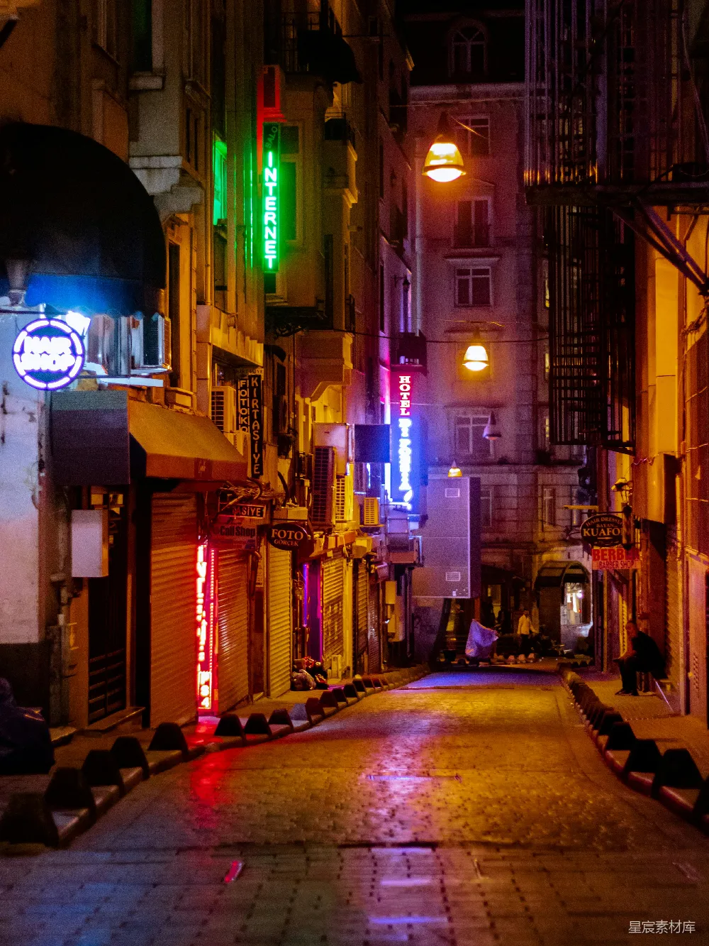 高清摄影  人们在夜间走在街上。
