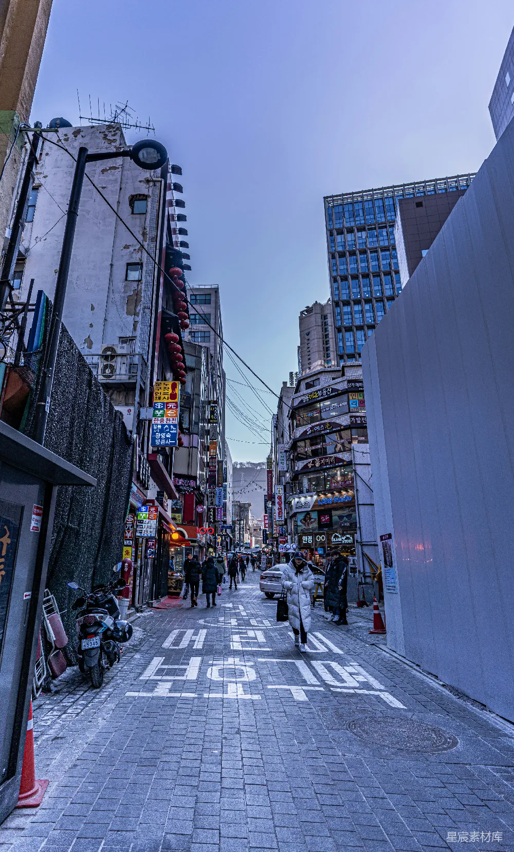 高清摄影  人们在街上行走