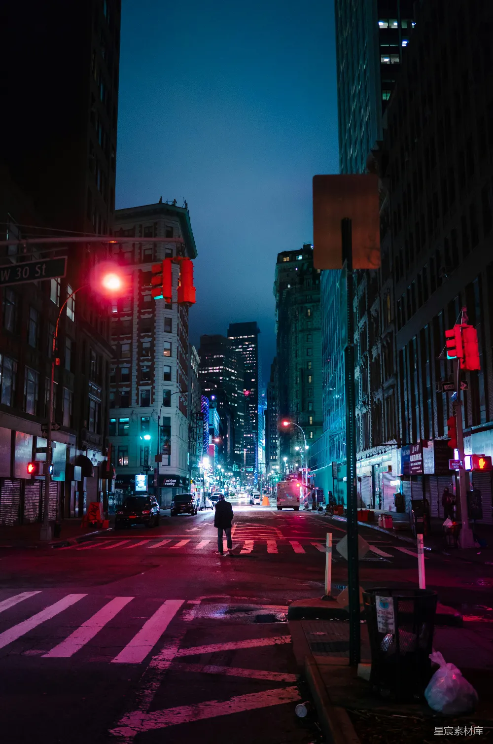 高清摄影  站在建筑物附近的路中间的人