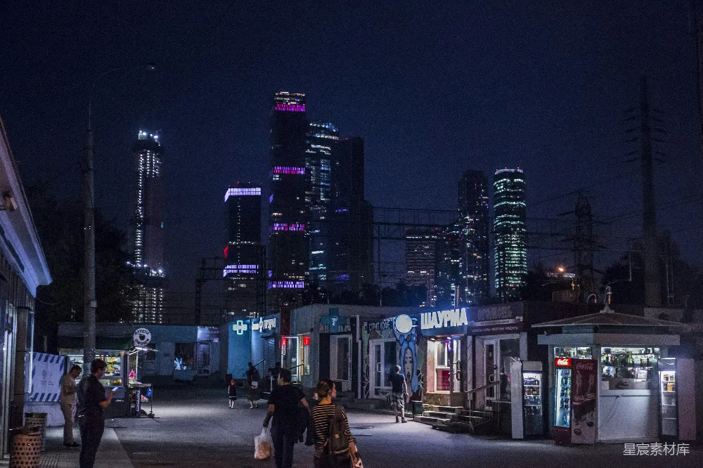 高清摄影  人们在建筑物之间的道路上行走