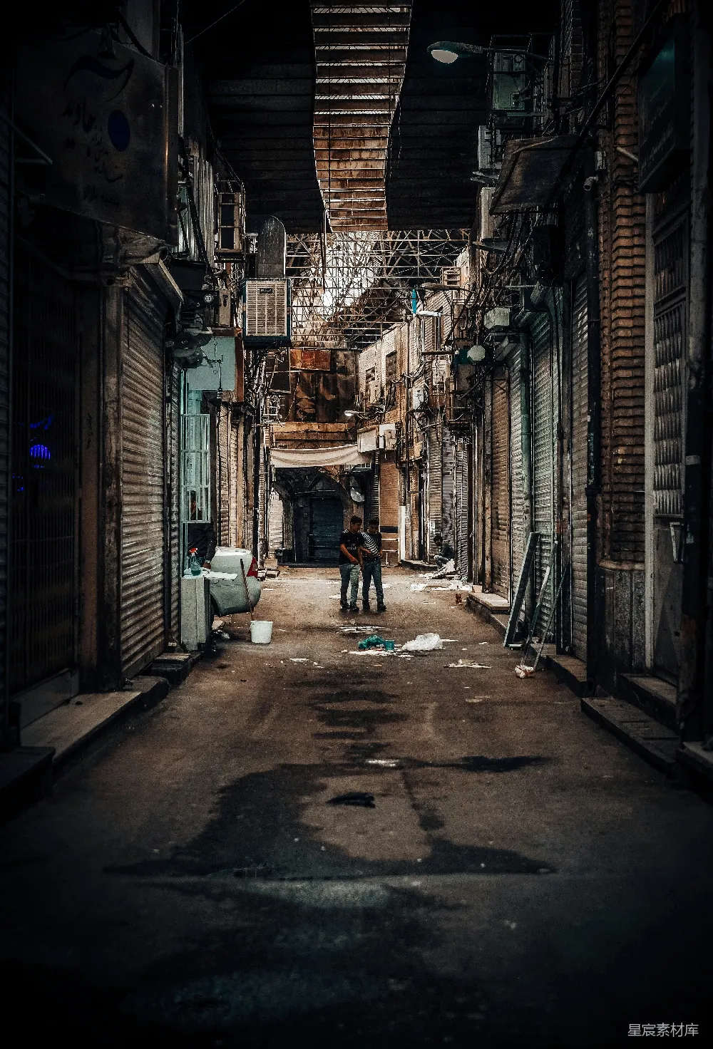 高清摄影 自然 两个人在街上行走的照片