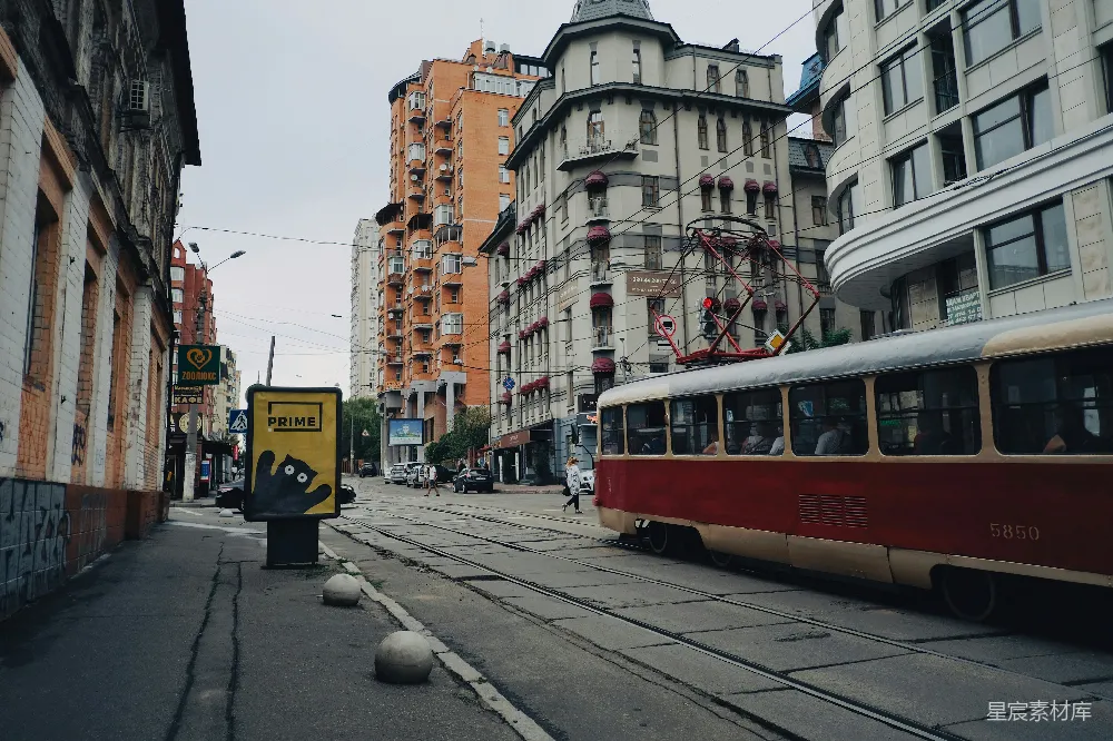 高清摄影  白天马路上的红白相间的电车