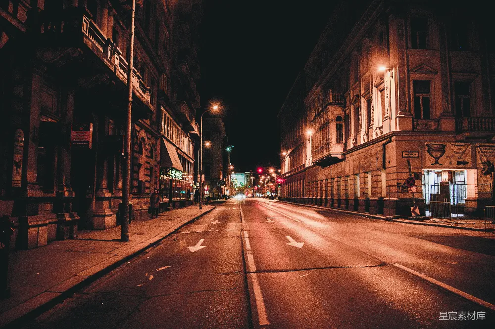 高清摄影  夜晚，建筑之间道路上的汽车