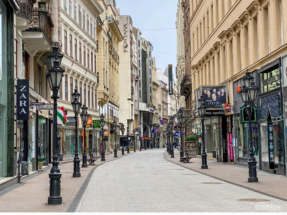 高清摄影  白天，人们在建筑物附近的人行道上行走。
